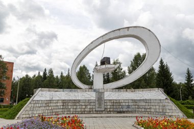 Tashtagol, Rusya - 14 Ağustos 2018: Avuç taş. 1986 yılında 300 milyon ton maden cevheri onuruna emek Zafer Anıtı