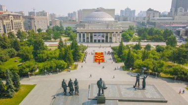 Rusya, Novosibirsk - 19 Temmuz 2018: Novosibirsk Devlet Akademik Tiyatrosu Opera ve Balesi, Dron üzerinden  