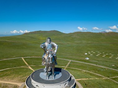 Moğolistan, Ulaanbaatar - 08 Ağustos 2018: Atlı heykeli cengiz Khan'ın güneşli havalarda. Ulaanbaatar, Moğolistan. Hava fotoğrafçılığı