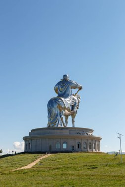 Atlı heykeli cengiz Khan'ın güneşli havalarda. Ulaanbaatar, Moğolistan