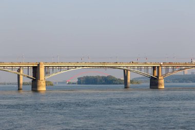 Rusya, Novosibirsk, Bugrinsky Köprüsü'nün Red Arch toplumsal köprünün kemer görünür