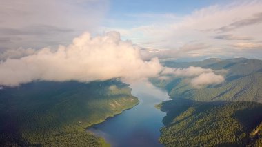 Panoramik göl Teletskoye, bulutlar tırmanıyor. Rusya, altay. Ormanlar, üzerinden Drone ile kaplı dağları  