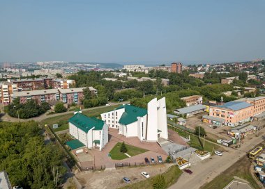 Rusya, Irkutsk - 27 Temmuz 2018: Tanrının anası. Katolik Kilisesi, Protestan Kilisesi. Mimari tarzı - yapısalcılık. Havadan fotoğraf
