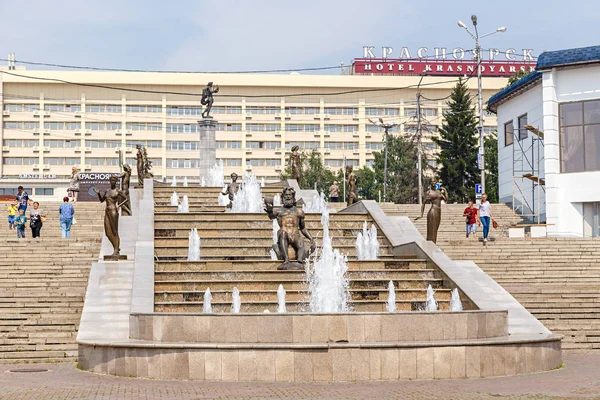 Ryssland Krasnojarsk Juli 2018 Fontän Floden Sibirien Allmänna Uppfattningen — Stockfoto