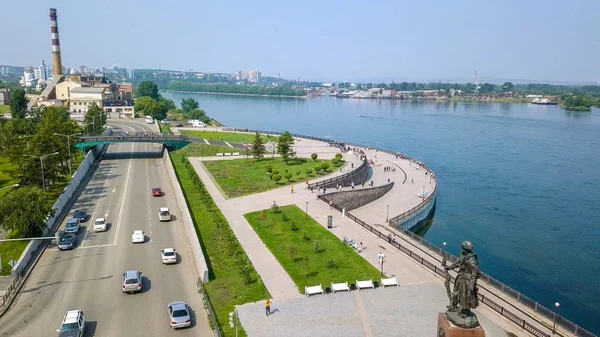 ロシア イルクーツク イルクーツクの創設者への記念碑 アンガラ川の堤防 ロシア語 イルクーツクからのむのすきのテキスト — ストック写真