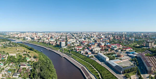 Ciudad Tyumen Embankment River Tura Rusia Sobre Texto Ruso Tyumen — Foto de Stock