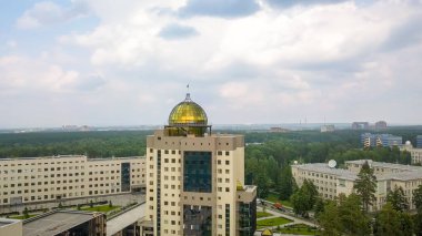 Yeni ana bina Novosibirsk State University. Novosibirsk, Rusya Federasyonu. Akademgorodok, Dron üzerinden  