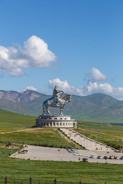 Atlı heykeli cengiz Khan'ın güneşli havalarda. Ulaanbaatar, Moğolistan