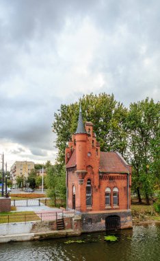 Rusya, Kaliningrad: Ev yüksek köprü bekçi. Kaldırma mekanizmaları 1899 yılında Königsberg neo-gotik tarzda inşa edilen yer