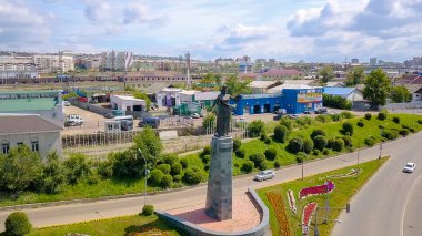 Rusya, Ulan-Ude-03 Ağustos 2018: Konuksever Buryatia. Anıt heykel. Drone üzerinden Selenge Nehri'nin kıyısında yüklü  