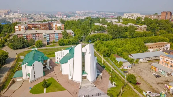ロシア イルクーツク国際空港 2018 神の母の真っ白な心の大聖堂 カトリック教会 プロテスタントの教会です 建築様式 構成主義からのむのすき — ストック写真