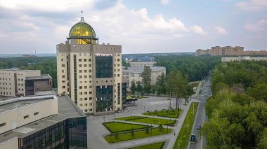 Yeni ana bina Novosibirsk State University. Novosibirsk, Rusya Federasyonu. Akademgorodok, Dron üzerinden  