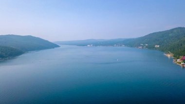 Rusya, Irkutsk. Deniz Baykal, Dron üzerinden Angara nehirden kaynağıdır  
