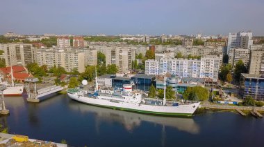 Rusya, Kaliningrad - 21 Eylül 2018: Bilimsel araştırma gemisi Vityaz. Gemi dünya okyanus iskelede müze sergiler. Pregolya Nehri, uçak  