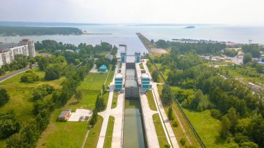Novosibirsk hidroelektrik santrali Ob Nehri üzerinden Dron üzerinde nakliye ağ geçidi  