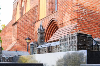 Rusya, Kaliningrad - 20 Eylül 2018: kompozisyon - Königsberg 1930 ana girişinin önünde Kaliningrad Katedrali sembolleri bronz