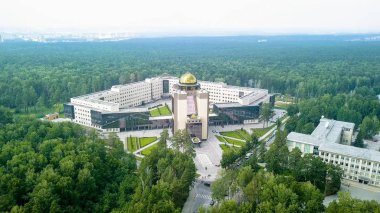 Yeni ana bina Novosibirsk State University. Novosibirsk, Rusya Federasyonu. Akademgorodok, Dron üzerinden  