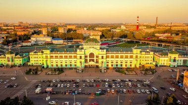 Omsk şehir merkez demiryolu İstasyonu. İstasyon binası. Gün batımı. Rusya'dan Dron  