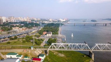 Rusya, Novosibirsk - 19 Temmuz 2018: İlk demiryolu köprüsü Novosibirsk içinde. Novosibirsk şehir panoraması. Nehirde OB Rusya, Dron üzerinden görüntülemek  