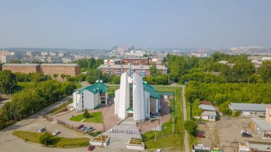 Rusya, Irkutsk - 27 Temmuz 2018: Tanrı'nın annesi tertemiz kalbinde katedral. Katolik Kilisesi, Protestan Kilisesi. Mimari tarzı - yapısalcılık, Dron üzerinden  