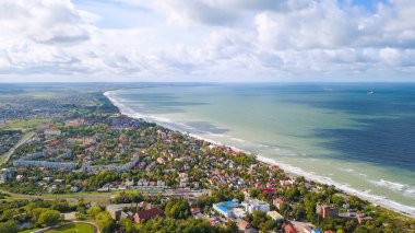 Rusya, Zelenogradsk. Baltık Denizi, dron üzerinden panoramik manzaralı  