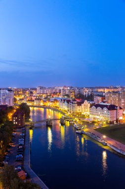 Kaliningrad merkezi gece manzarası. Jubilee Köprüsü, balık Köyü, kanalları Pregolya Nehri'nin. Rusya