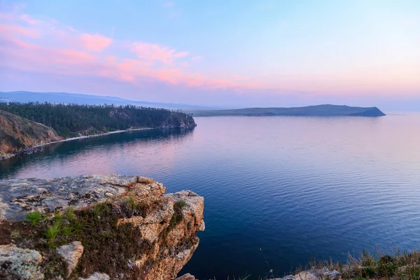 俄罗斯 贝加尔湖 奥尔洪岛岛 小海湾 Khushun Nyurgan 角观看 从日落到黑夜的过渡 — 图库照片