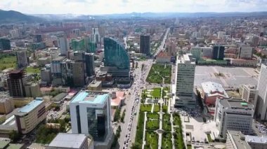 Moğolistan, Ulaanbaatar - 08 Ağustos 2018: Başkentin orta kesiminin panoraması havadan. Enkhtaivan Bulvarı. Video