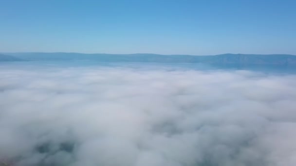 Πετώντας Πάνω Από Σύννεφα Ακτή Της Λίμνης Baikal Βουνά Καλυμμένα — Αρχείο Βίντεο
