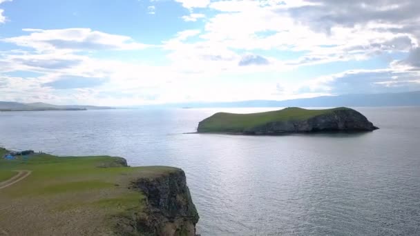 Vuelo Sobre Tierra Agua Rusia Baikal Bay Small Sea Island — Vídeo de stock