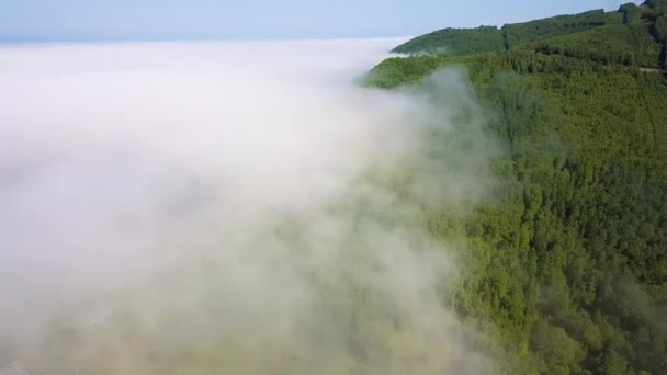 Voando Acima Das Nuvens Costa Lago Baikal Montanhas Cobertas Floresta — Vídeo de Stock