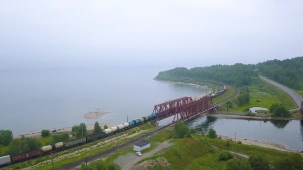 Ryssland Baikal Augusti 2018 Transsibiriska Järnvägen Baikalsjön Rörelse Tåg Järnbron — Stockvideo