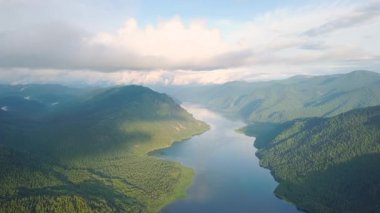 Teletskoye Gölü 'nün panoramik manzarası bulutlara tırmanıyor. Rusya, Altai. Ormanlarla kaplı dağlar. Video kaydı. UltraHD (4K)
