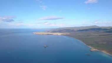 Rusya, Baykal Gölü, Bay küçük deniz. Ada Olkhon kuzey bölümünün görünümünü. Video. UltraHD (4k)