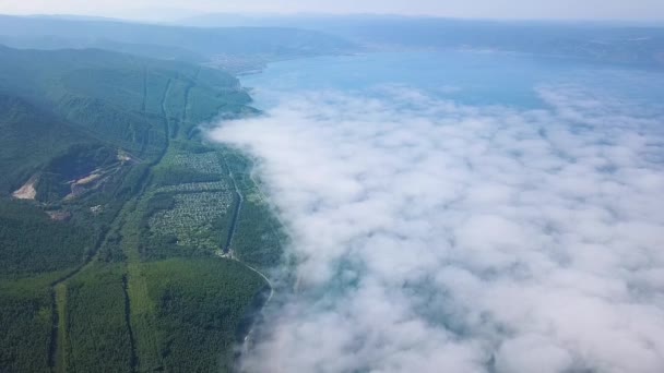 Flyger Ovanför Molnen Baikals Kust Berg Täckta Med Skog Ryssland — Stockvideo