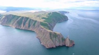 MYS Khoboy (Cape Khoboy). Rusya, Baykal Gölü, Olkhon Adası. Olkhon Adası en kuzeydeki nokta. Video. UltraHD (4k)