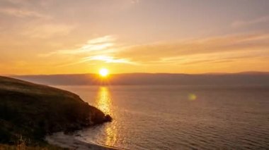 Küçük deniz Boğazı üzerinde günbatımı. Baikal Gölü, Olkhon Adası, Rusya. Zaman atlamalı. Video. UltraHD (4k)