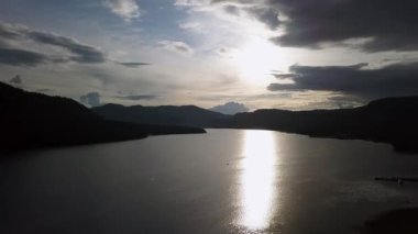 Teletskoy Gölü 'nden yükselin. Güneşe, Rusya' ya, Altai 'ye karşı. Ormanlarla kaplı dağlar. Video kaydı. UltraHD (4K)