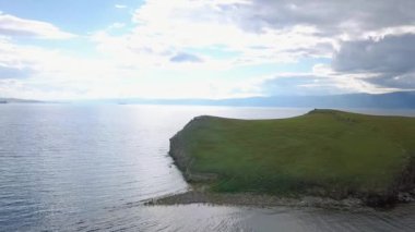 Toprak ve su üzerinde uçuş. Rusya, Baykal, Bay küçük deniz. Ada Kharantsy. Çevre Olkhon Adası. Video. UltraHD (4k)