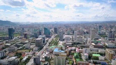Moğolistan, Ulaanbaatar. Başkentin merkez kısmının panoraması havadan. Video