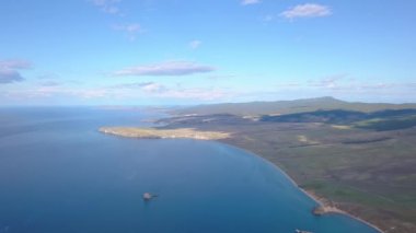 Rusya, Baykal Gölü, Bay küçük deniz. Ada Olkhon kuzey bölümünün görünümünü. Video. UltraHD (4k)