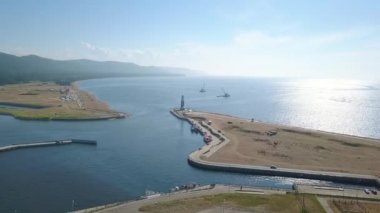Rusya, Baykal Gölü. Gölün kıyısındaki deniz feneri. Turk nehrinin ağzı. Video kaydı. UltraHD (4K)