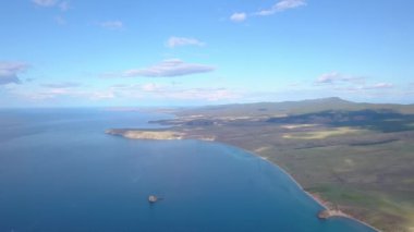 Rusya, Baykal Gölü, Bay küçük deniz. Ada Olkhon kuzey bölümünün görünümünü. Video. UltraHD (4k)