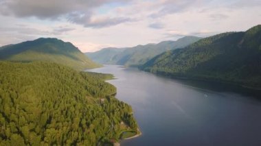 Teletskoye Gölü 'nün panoramik manzarası bulutlara tırmanıyor. Rusya, Altai. Ormanlarla kaplı dağlar. Video kaydı. UltraHD (4K)