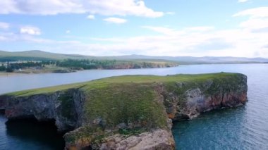 Toprak ve su üzerinde uçuş. Rusya, Baykal, Bay küçük deniz. Ada Kharantsy. Çevre Olkhon Adası. Video. UltraHD (4k)