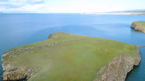 土地と水のフライト ロシア バイカル湖 湾の小さな海 Kharantsy 近くのモンゴルへの島 ビデオ Ultrahd — ストック動画