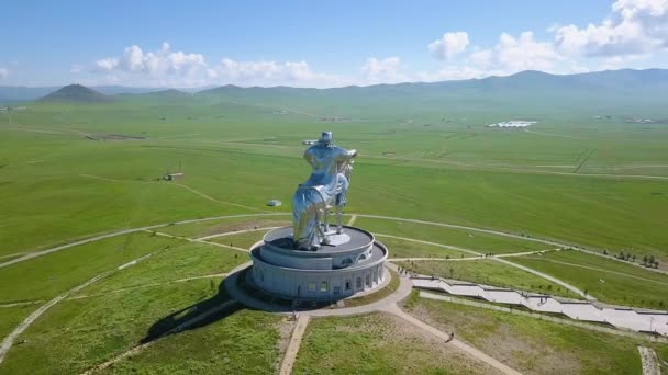Pomnik Konny Czyngis Chana Słoneczną Pogodę Mongolia Ulaanbaatar Wideo Ultrahd — Wideo stockowe