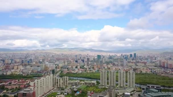 Mongolia Ulaanbaatar Panorama Miasta Lotu Ptaka Pochmurnej Pogodzie Lądowanie Nagranie — Wideo stockowe