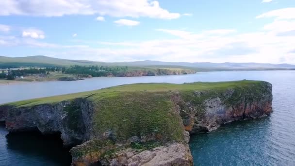 Vuelo Sobre Tierra Agua Rusia Baikal Bay Small Sea Island — Vídeos de Stock