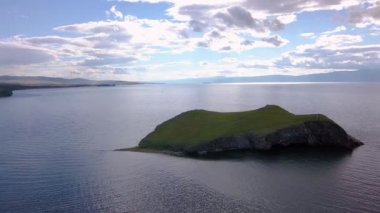 Toprak ve su üzerinde uçuş. Rusya, Baykal, Bay küçük deniz. Ada Kharantsy. Çevre Olkhon Adası. Video. UltraHD (4k)